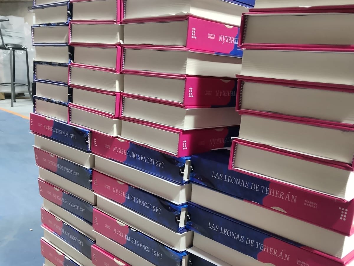 Libros con tapa dura terminados, apilados en la planta de Encuadernaciones Andy
